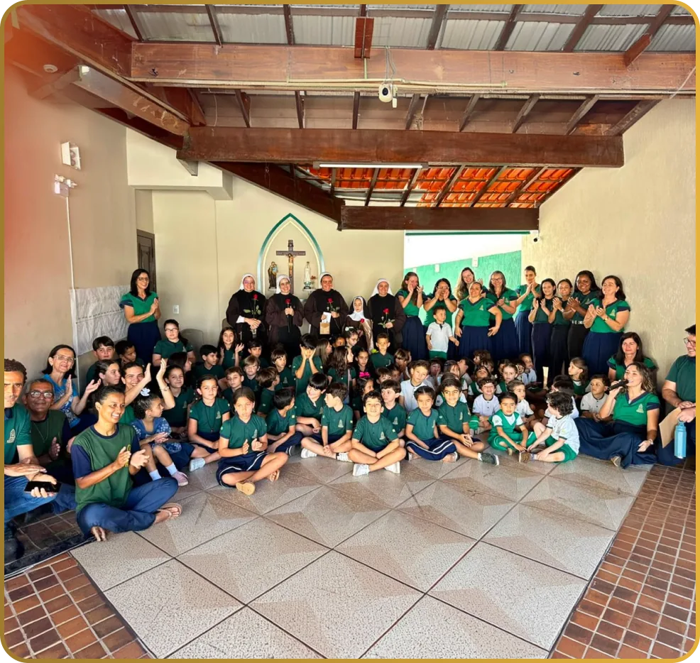 Equipe e alunos do Colégio Peregrinos reunidos na capela