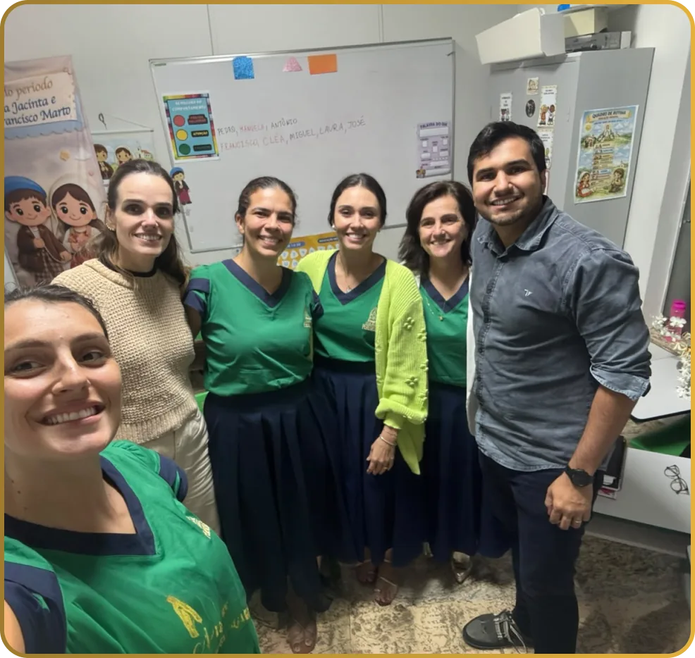 Colaboradores do Colégio Peregrinos em sala de aula