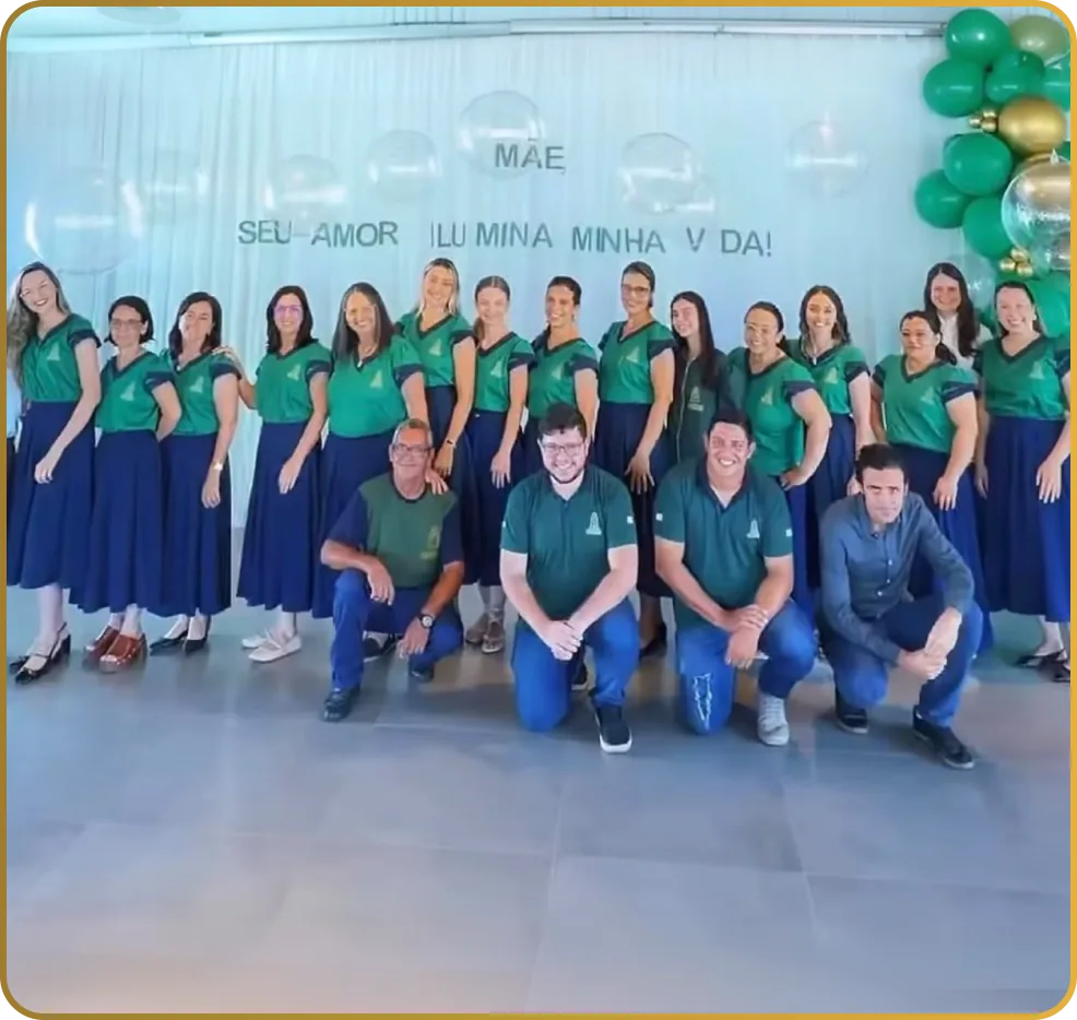 Equipe do Colégio Peregrinos uniformizada em celebração escolar