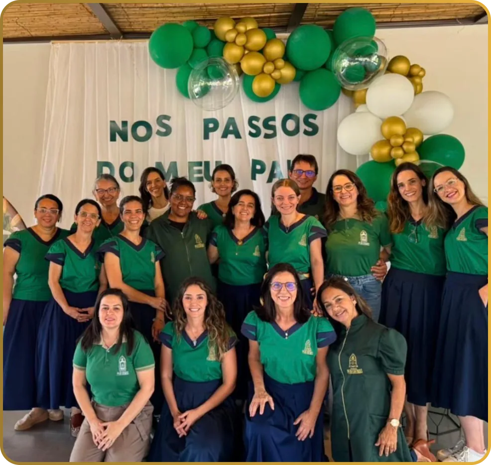 Equipe do Colégio Peregrinos reunida em evento do Colégio