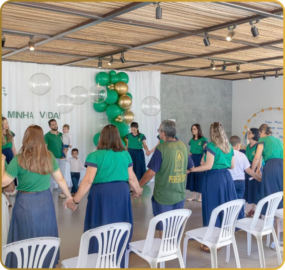 Equipe e famílias em roda durante atividade do Colégio Peregrinos
