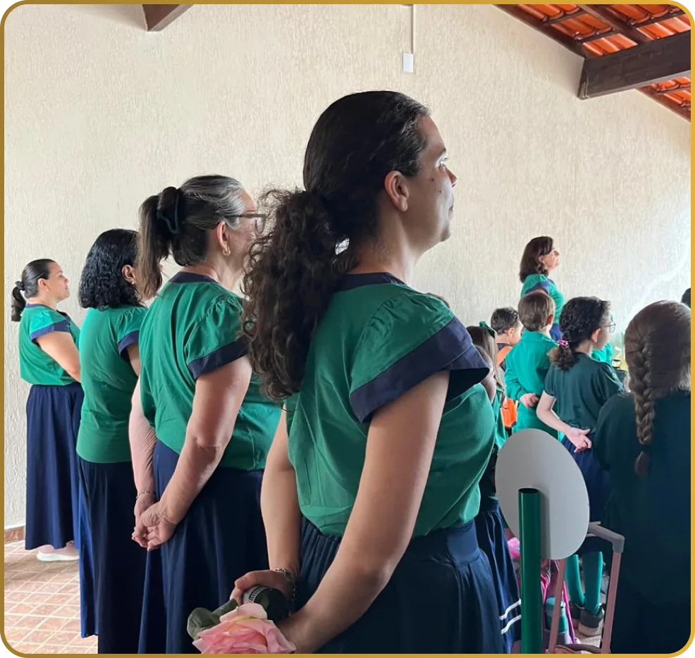 Professoras do Colégio Peregrinos acompanhando os alunos