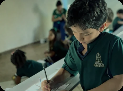 Aluno do Ensino Fundamental I escrevendo