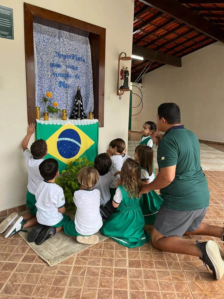 Alunos do Colégio Peregrinos em celebração