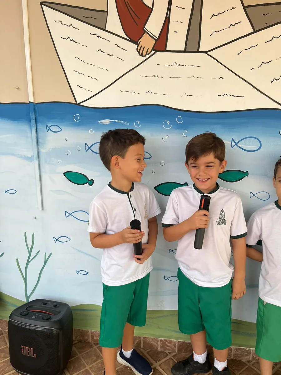 Alunos do Colégio Peregrinos em celebração