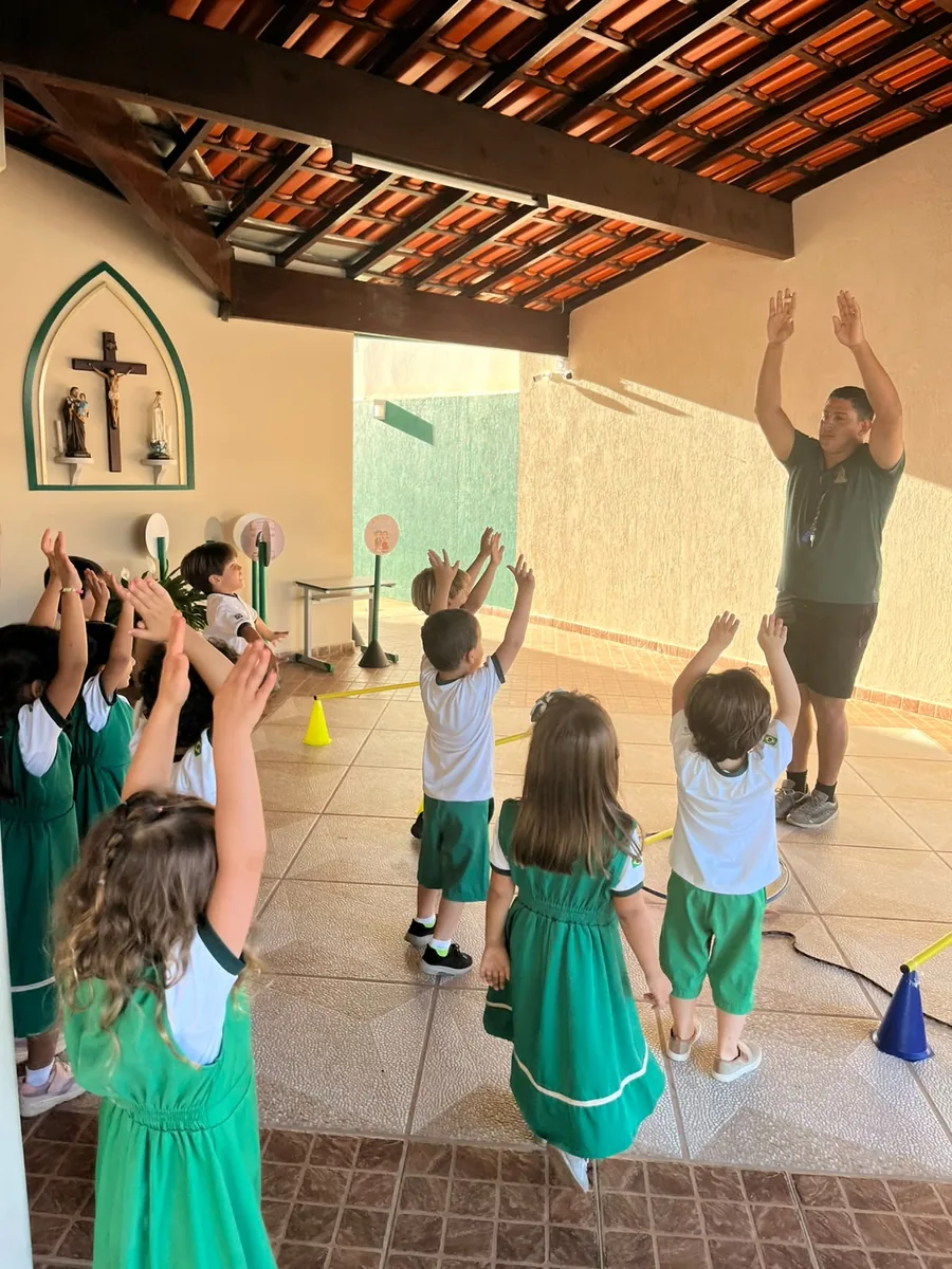 Alunos do Colégio Peregrinos em celebração