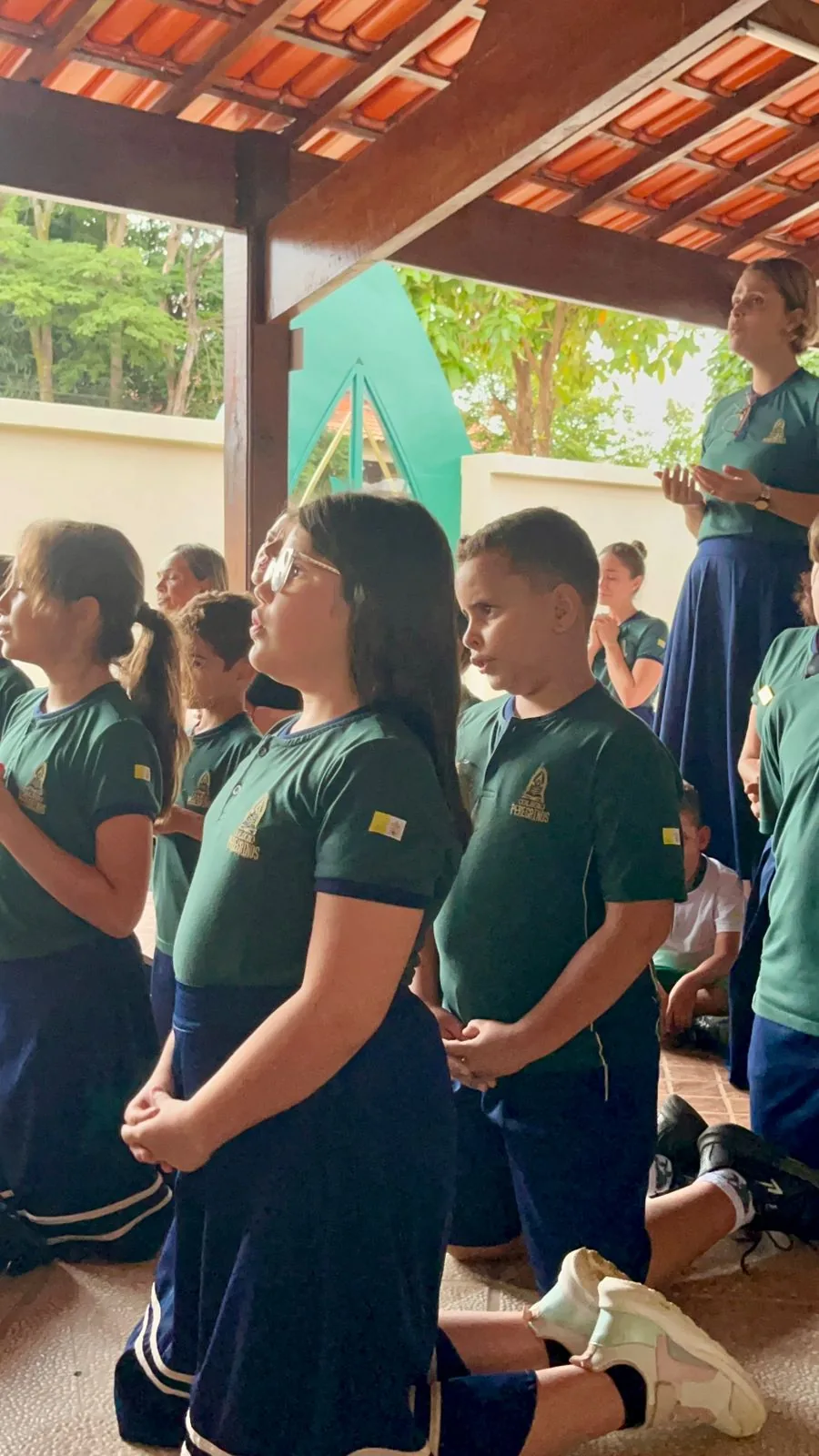 Alunos do Colégio Peregrinos em celebração