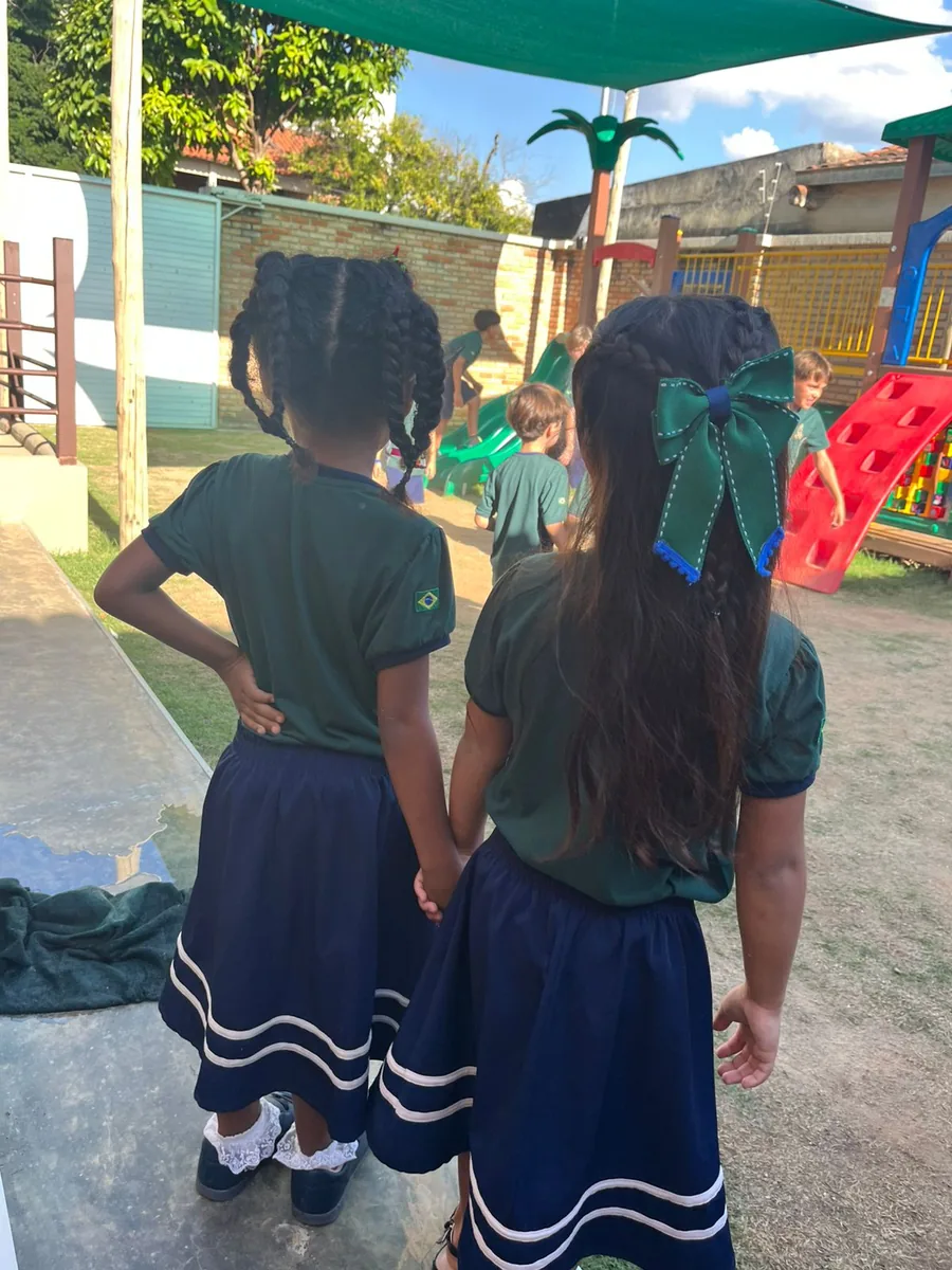 Alunos do Colégio Peregrinos convivendo no pátio