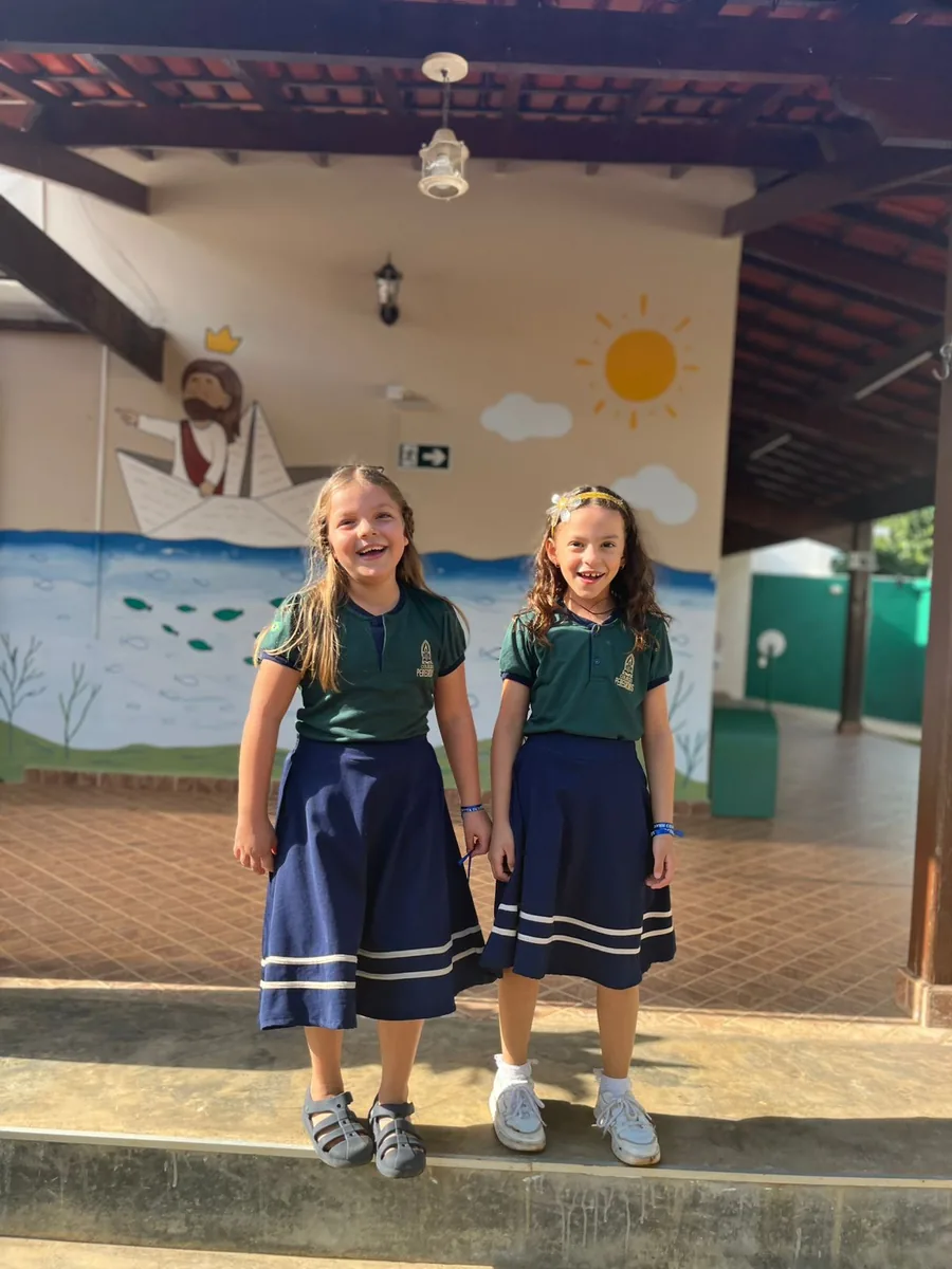 Alunos do Colégio Peregrinos convivendo no pátio