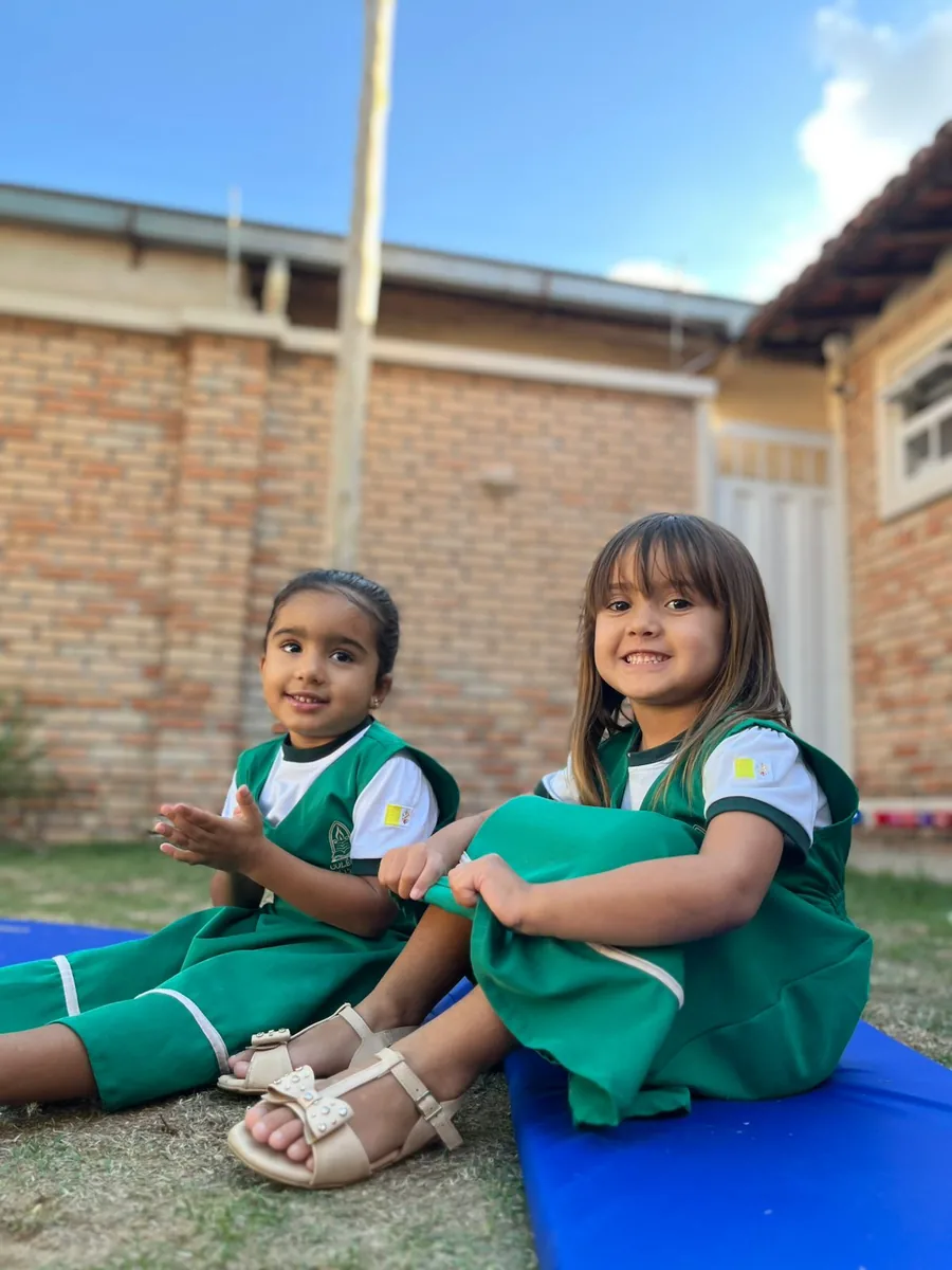 Alunos do Colégio Peregrinos convivendo no pátio