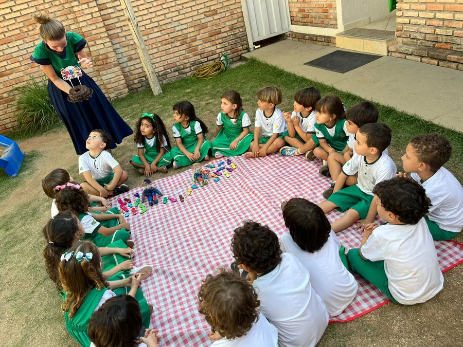 Alunos do Colégio Peregrinos convivendo no pátio
