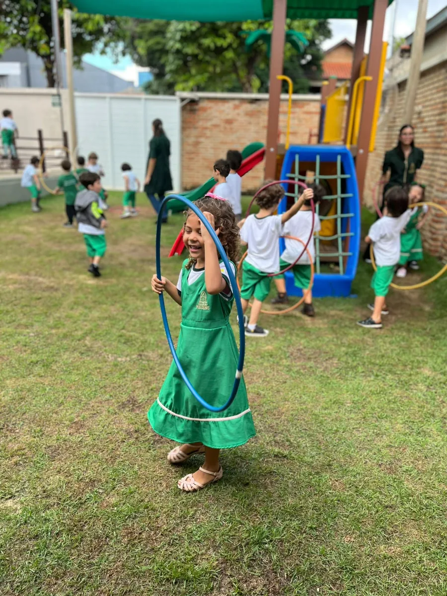 Alunos do Colégio Peregrinos convivendo no pátio