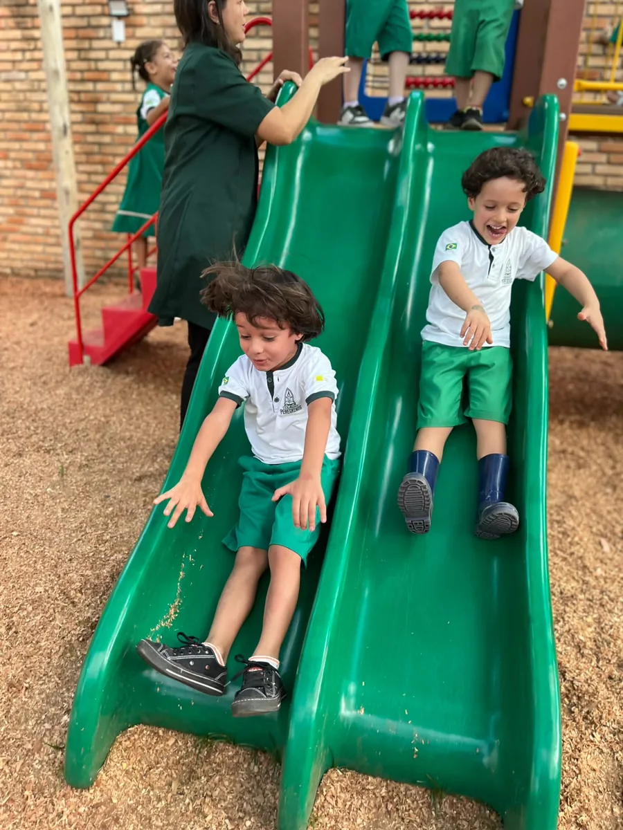 Alunos do Colégio Peregrinos convivendo no pátio