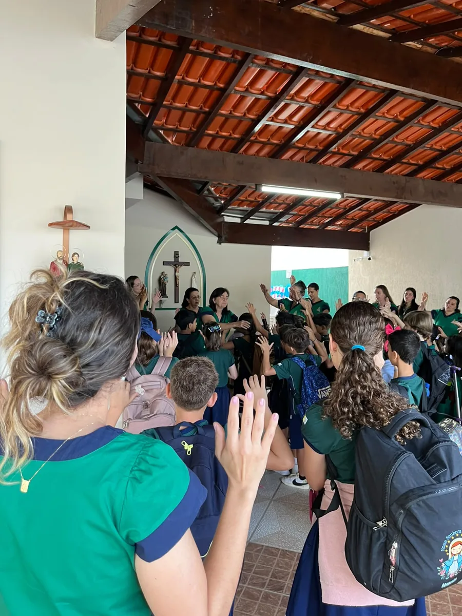 Momento de oração dos alunos do Colégio Peregrinos