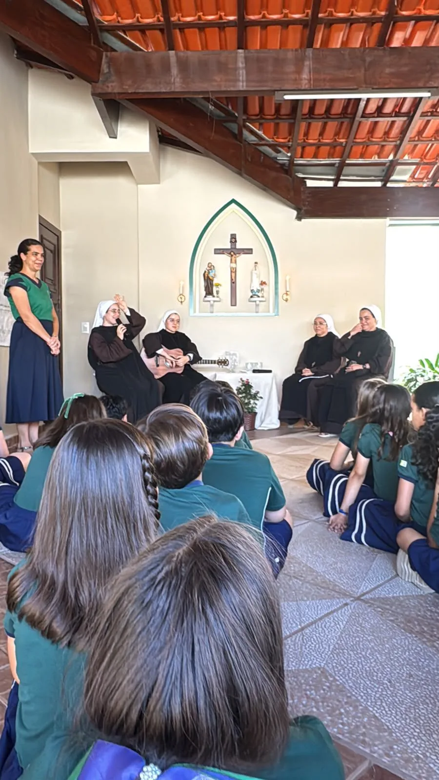 Momento de oração dos alunos do Colégio Peregrinos