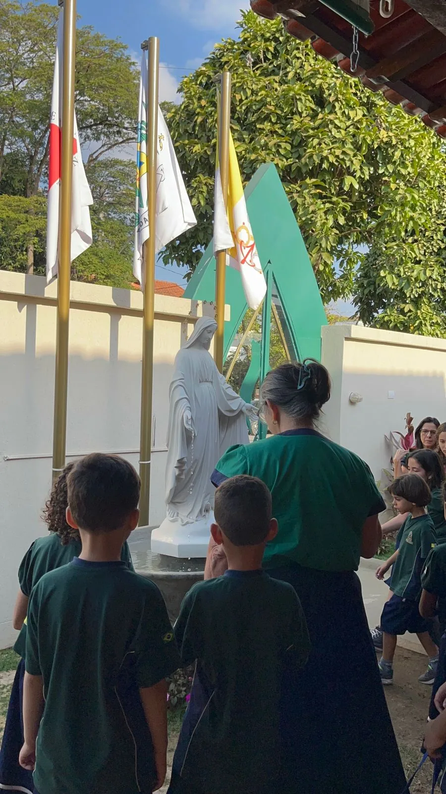 Momento de oração dos alunos do Colégio Peregrinos