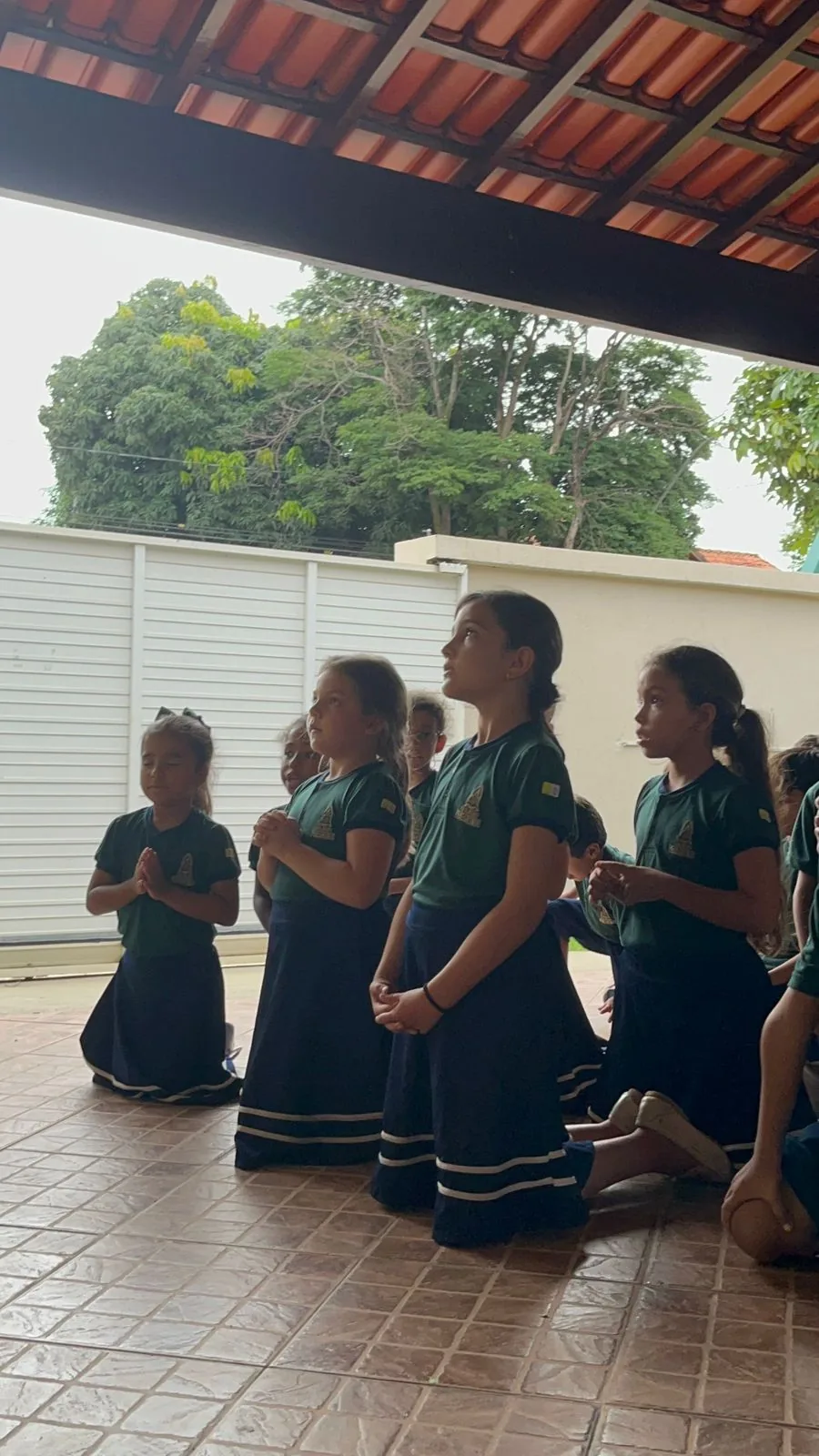 Momento de oração dos alunos do Colégio Peregrinos