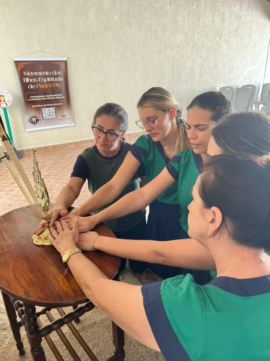 Alunos do Colégio Peregrinos em ação de serviço