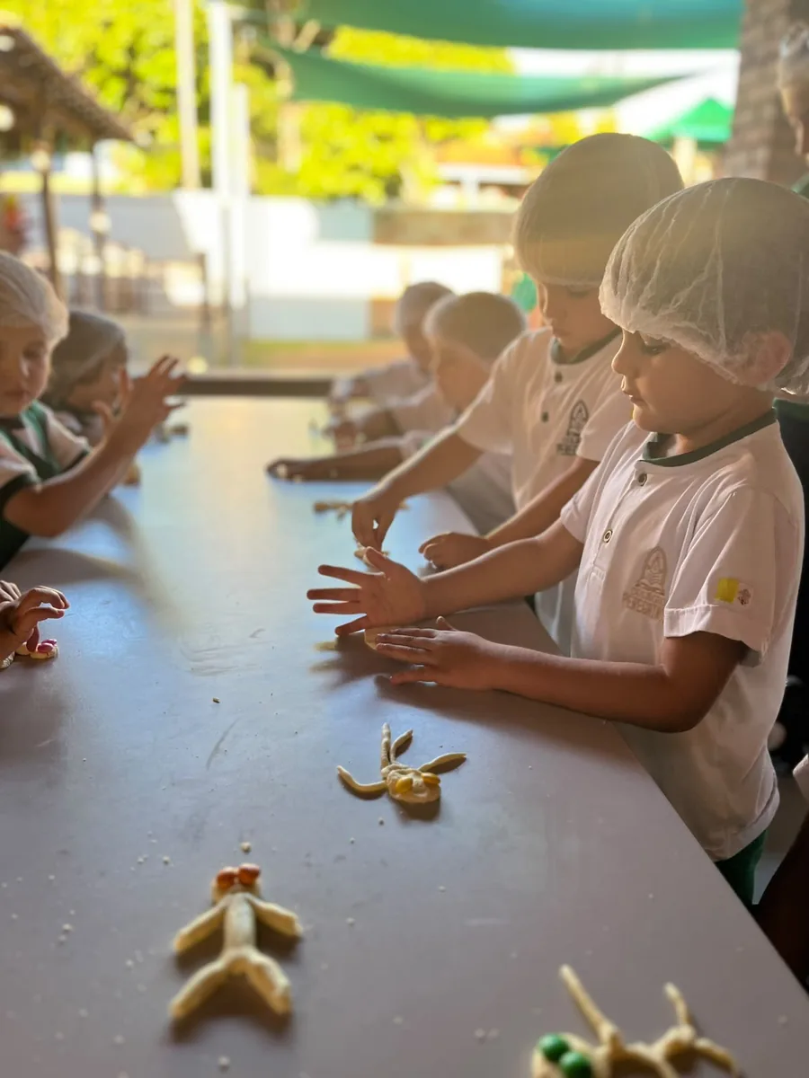 Alunos do Colégio Peregrinos em ação de serviço