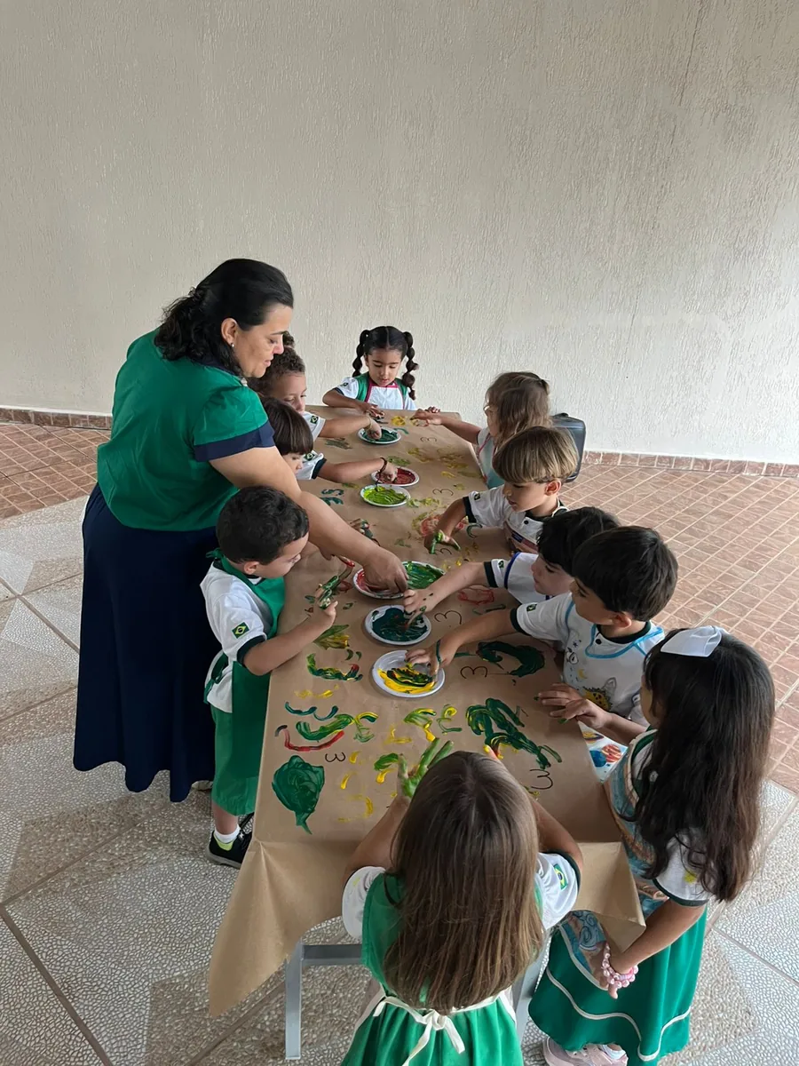 Alunos do Colégio Peregrinos em ação de serviço