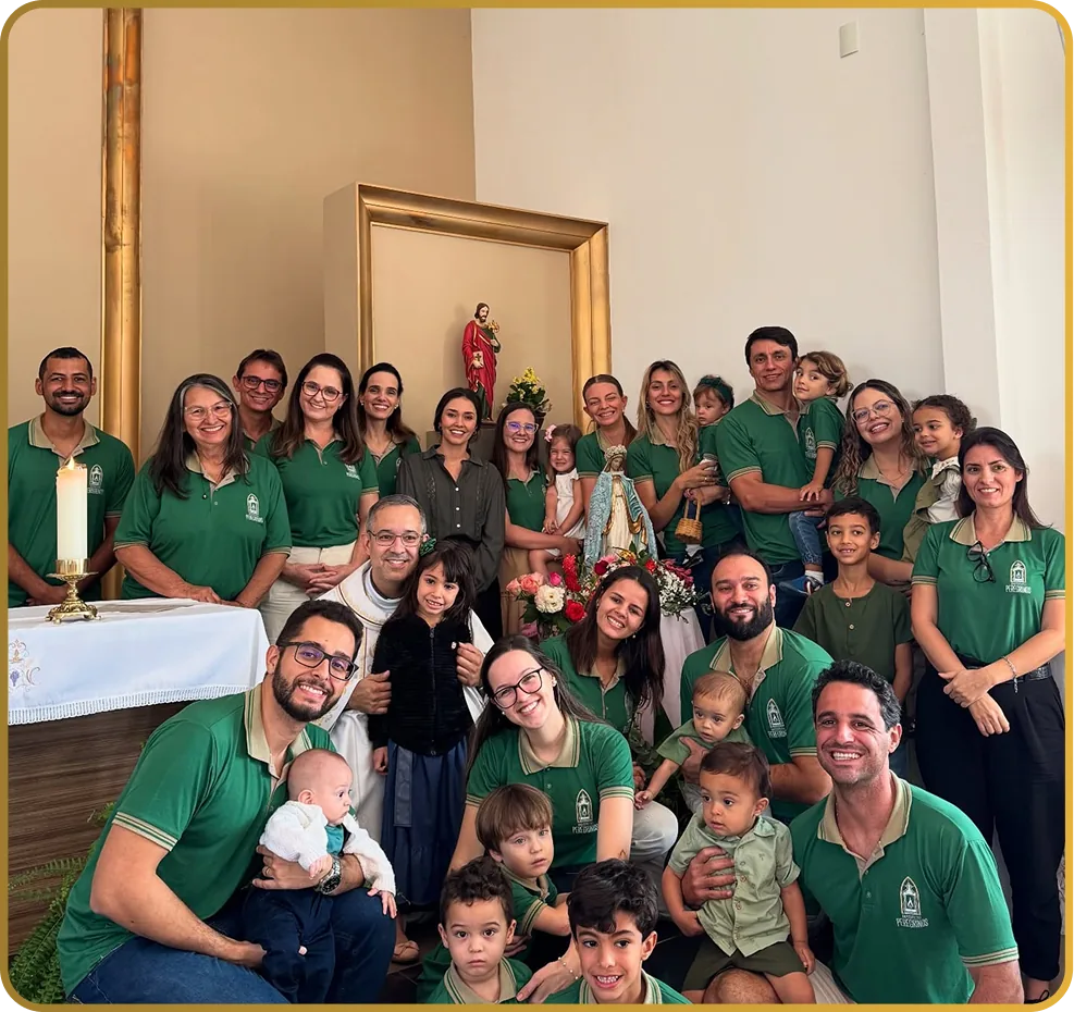 Famílias reunidas em celebração do Instituto Peregrinos