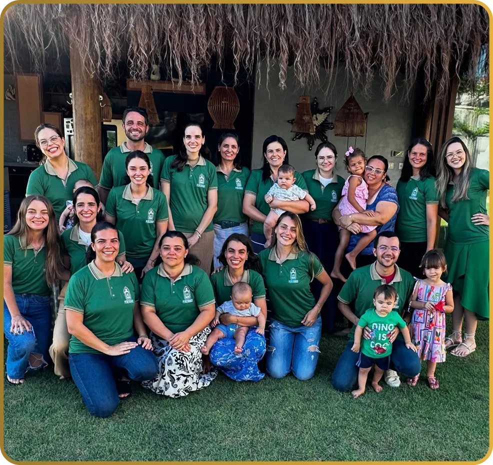 Famílias e crianças em encontro ao ar livre do Instituto Peregrinos