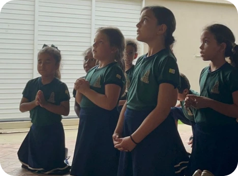 Alunos do Colégio Peregrinos em momento de oração