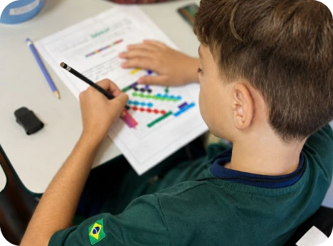 Aluno do Colégio Peregrinos em atividade individual