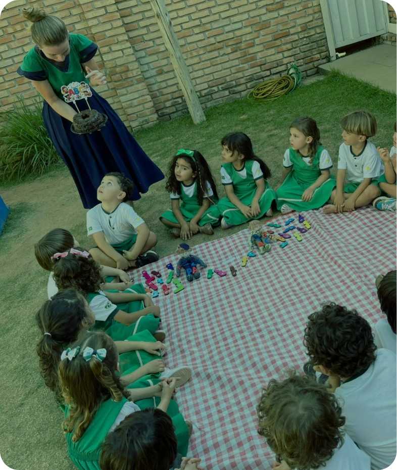 Professora com alunos em atividade ao ar livre