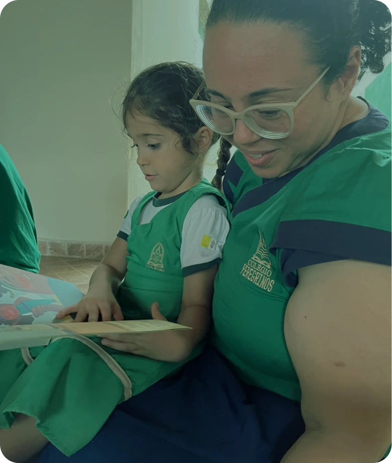 Educadora acompanhando uma aluna