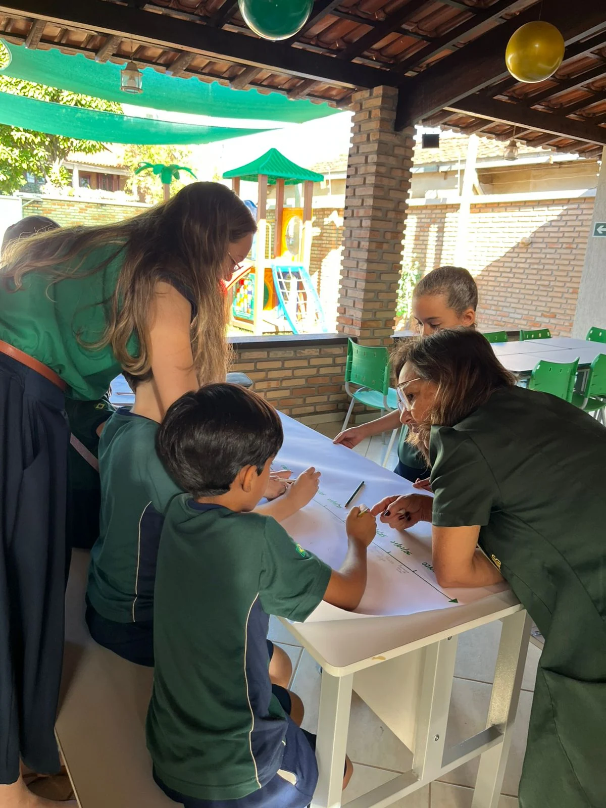 Alunos do Colégio Peregrinos em atividade pedagógica