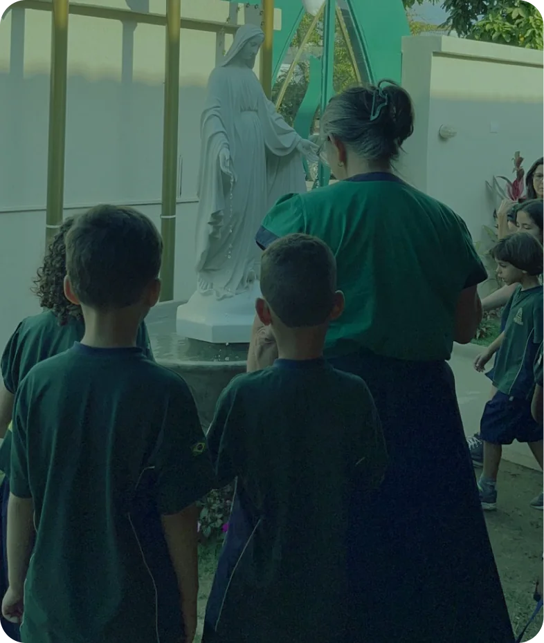Alunos em momento de formação cristã