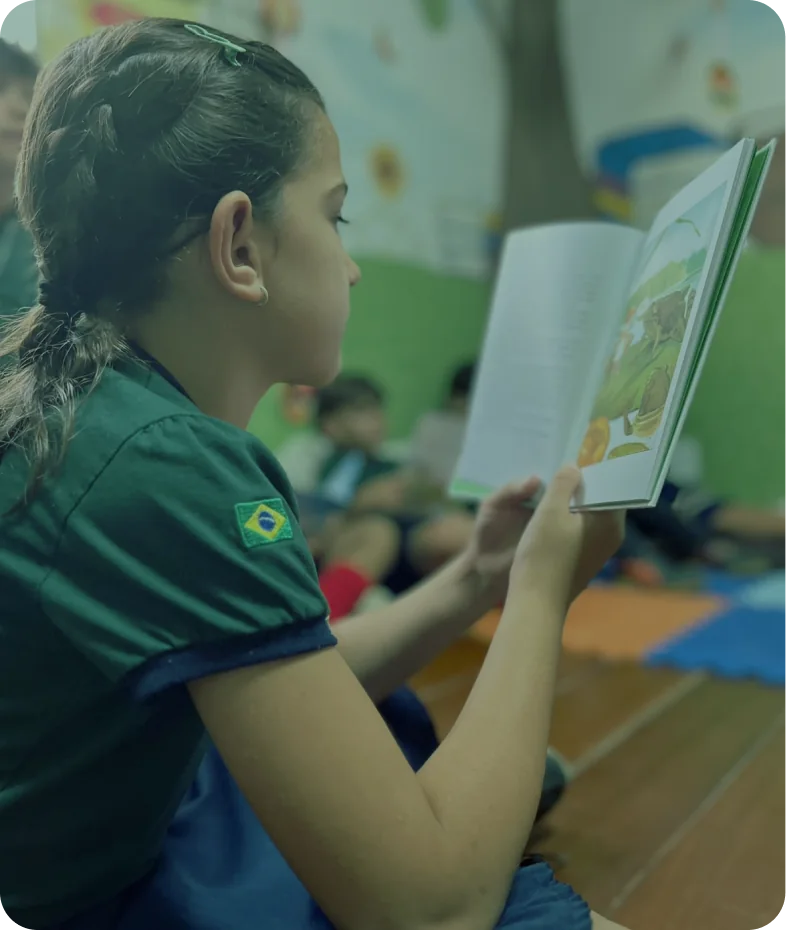 Aluna em momento de leitura
